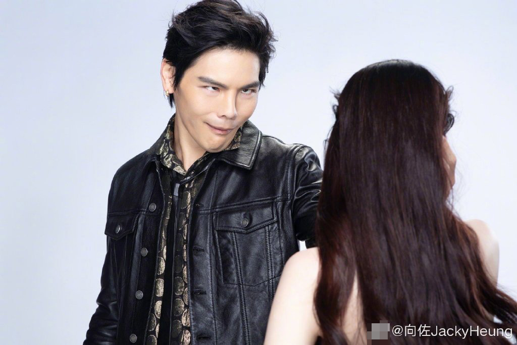 向佐晒照为向太郭碧婷庆生一家四口合照幸福甜笑