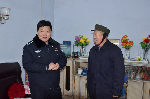 桐柏公安局长杜万成冒雪看望慰问离退休干部和困难民警_县公安局党委