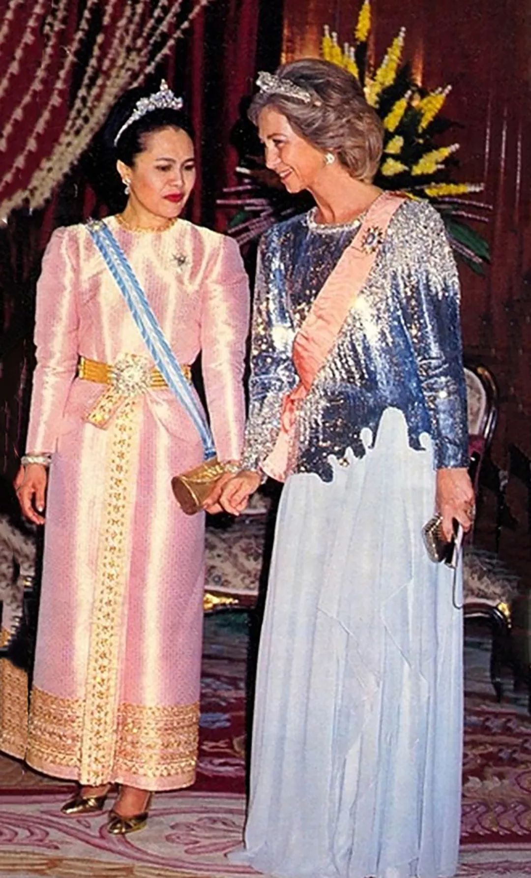 她不甘心被比下去,所以在穿衣打扮方面格外用心,给亚洲王室女性挣足了