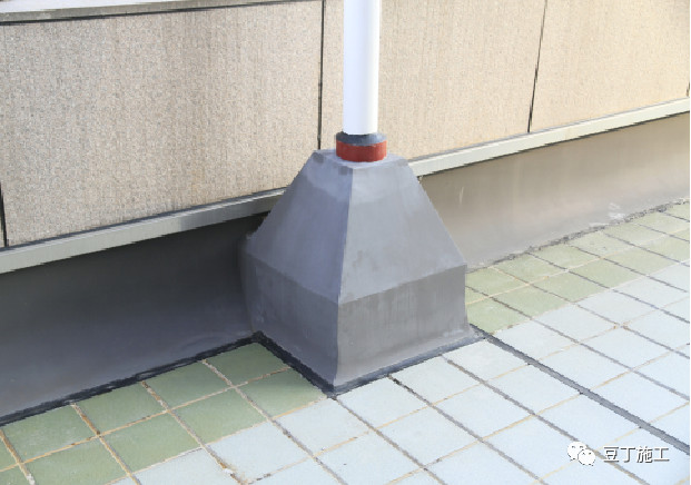 屋面排气孔按规范要求设置,布置合理,美观大方水口排水畅通,无积水