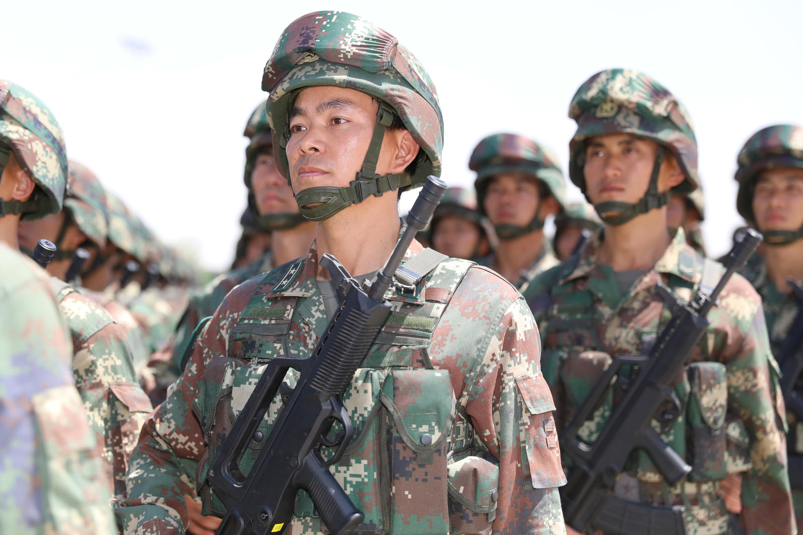 泪奔火箭军军官突发疾病倒在战位生前参与发射导弹45发