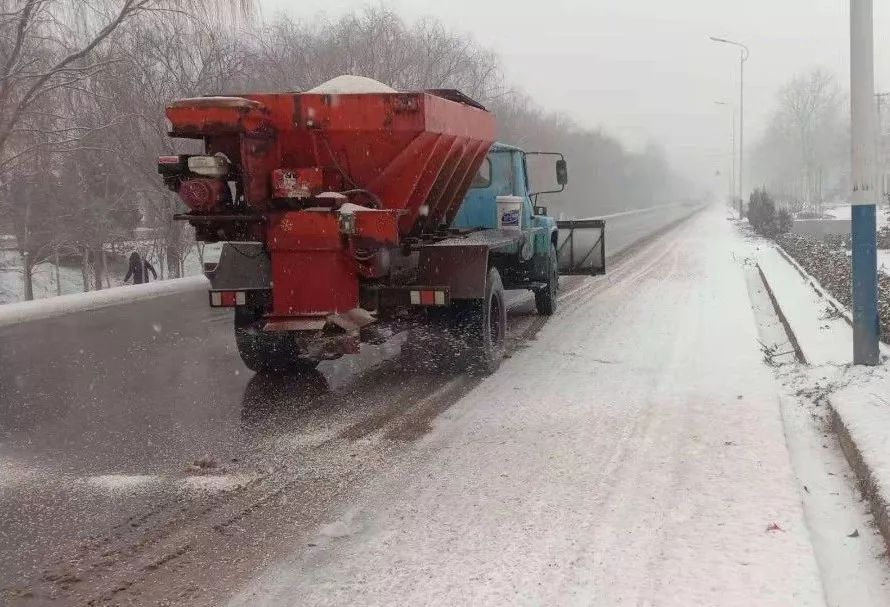 人與路的冰雪情緣邯山區交運局公路站清雪除冰在行動