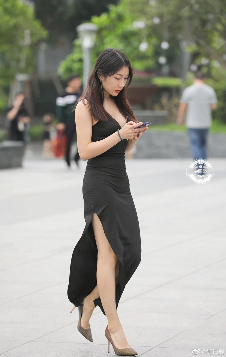 步行街巧遇背影女神辣妈,黑色吊带睡裙,完全不像生过娃的