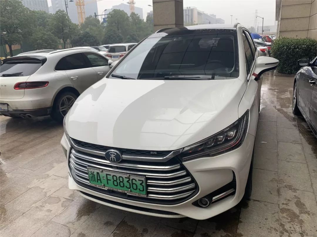 浙af88363的司机找到了原来事后他悄悄擦去血迹