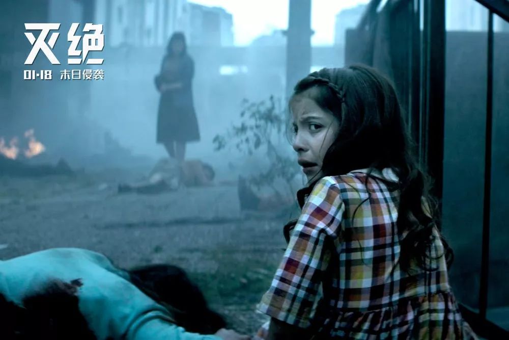 《惊天魔盗团2》女主丽兹·卡潘饰演俩孩子的母亲她的真实身份将是