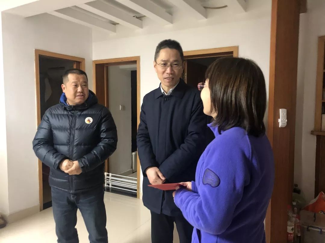 中科金华科技园管委会主任朱卫锋,江南公安分局政委倪竹坚等人陪同下