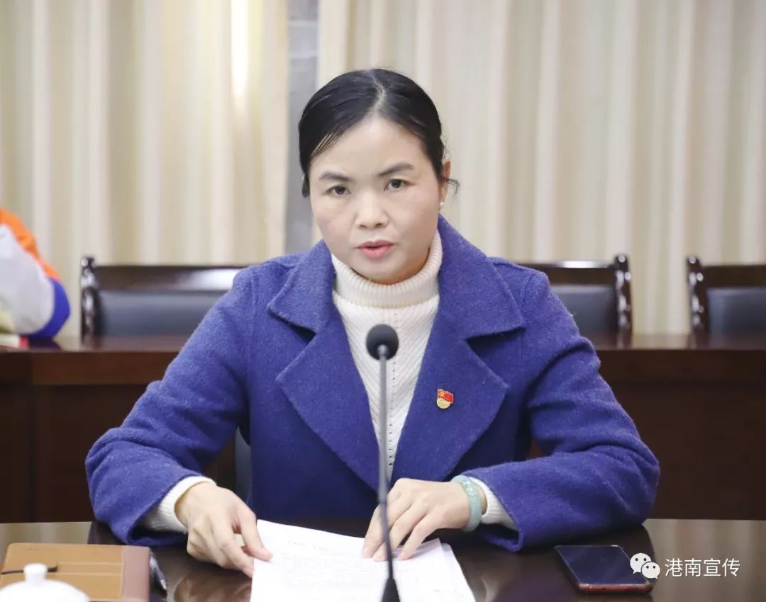 姚幼梅主持观看港南区宣传片大学生们也踊跃发言,分