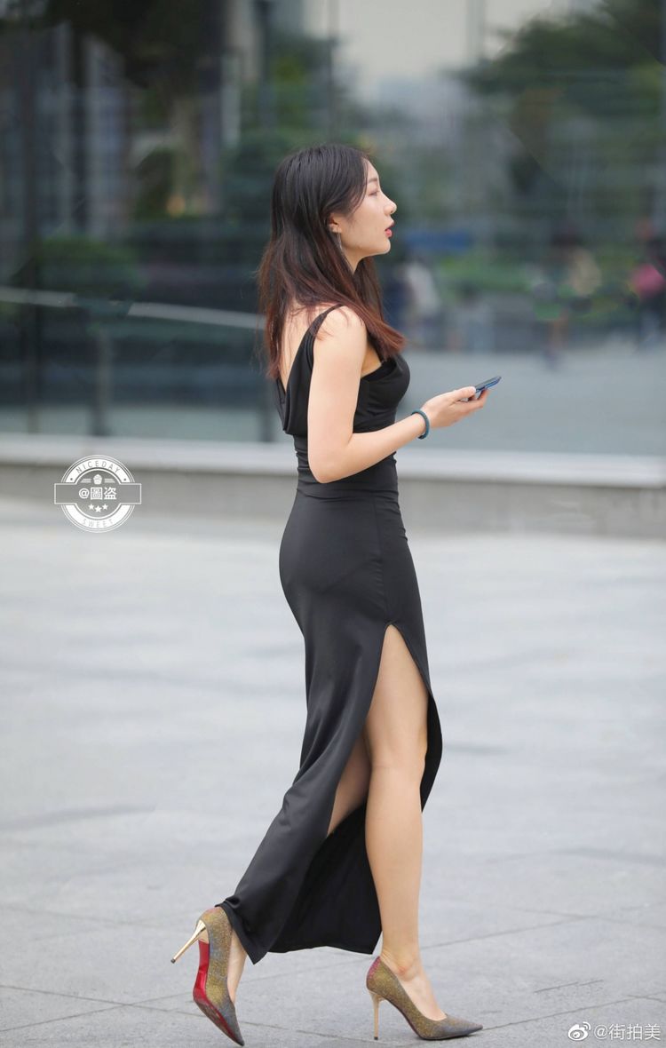 步行街巧遇背影女神辣妈,黑色吊带睡裙,完全不像生过娃的
