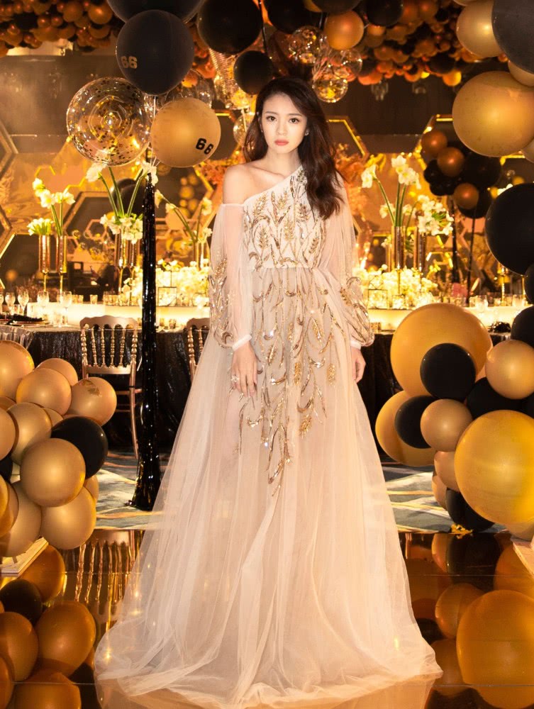 原创安以轩状态也太好了穿白色连衣裙配针织衫满脸胶原蛋白似少女