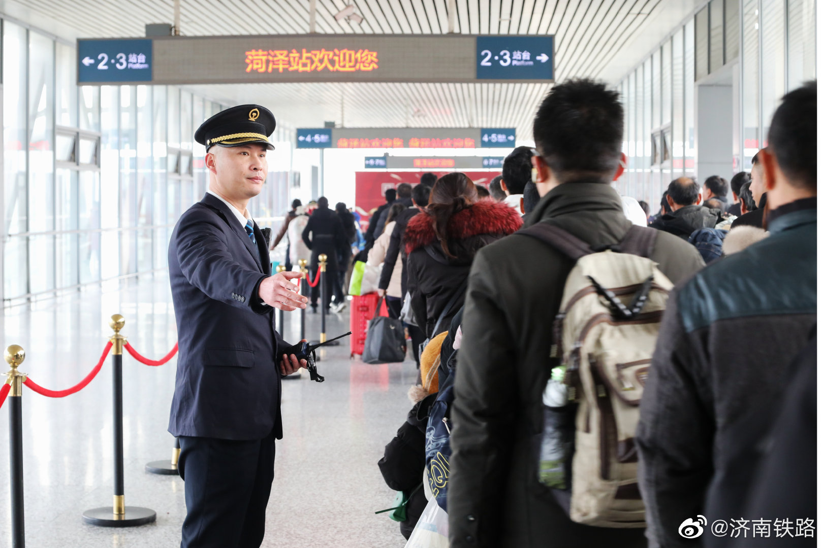 2020铁路春运# @聊城火车站 @菏泽火车站 工作人员积极为旅客服务
