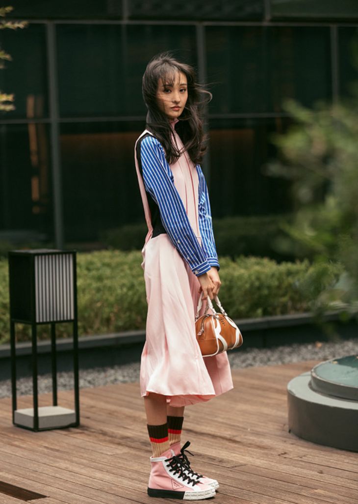 欧阳娜娜帆布鞋配礼服腿长自由again