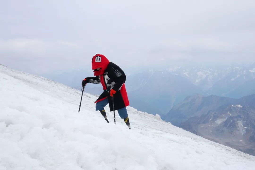 2019年中国登山队穿着登峰系列攀登慕士塔