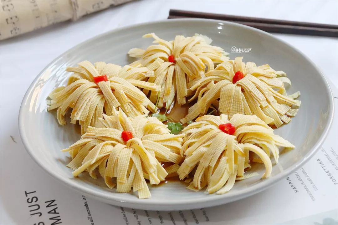 年夜饭首选的家常凉菜,只需5分钟花不到2块钱,做出来倍有面儿!