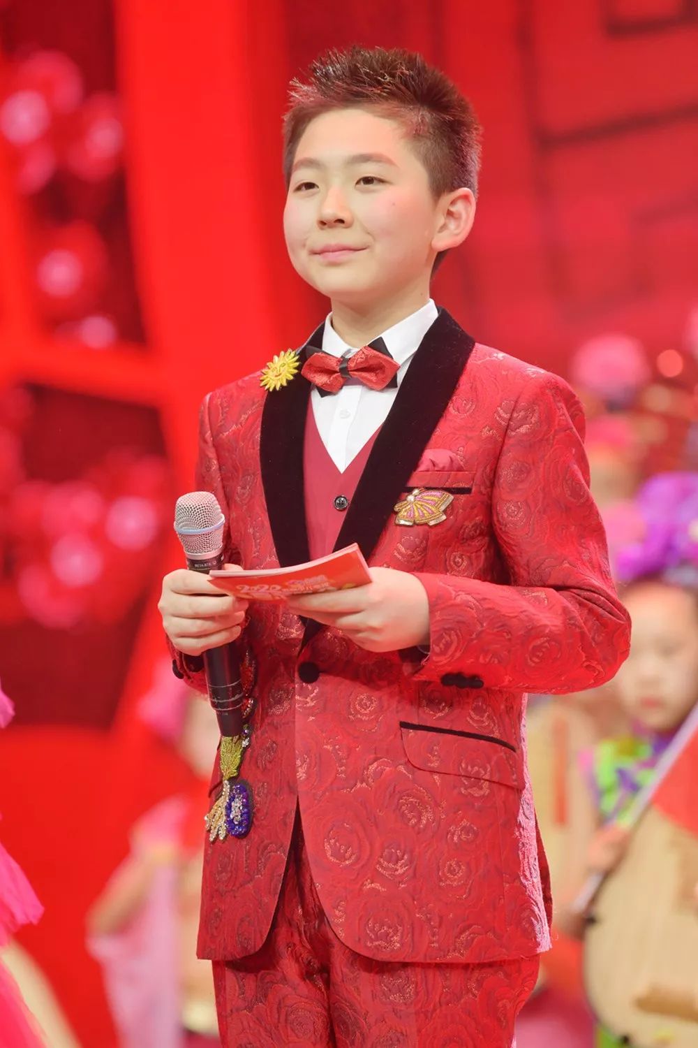 八位小主持人除了精彩的文艺演出,本届少儿电视春节晚会还进行了