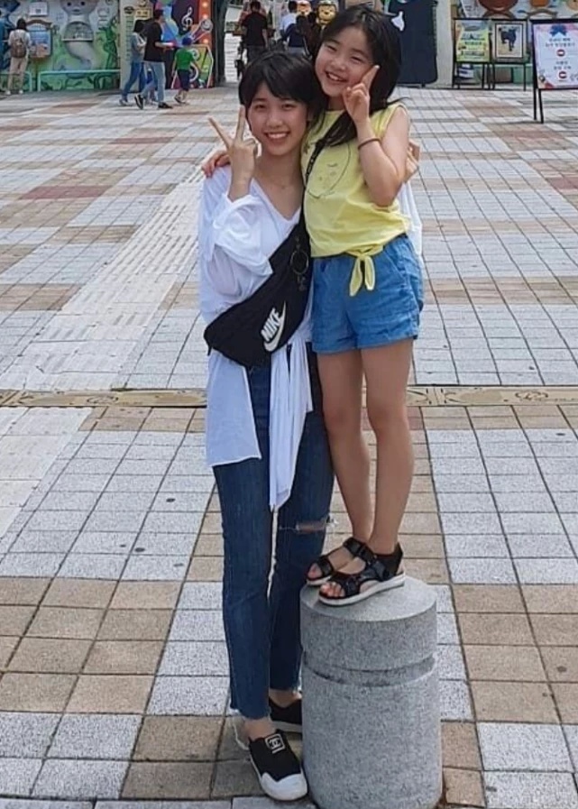 "素媛"小女孩长大了,十三岁腿长过1米2,近照更