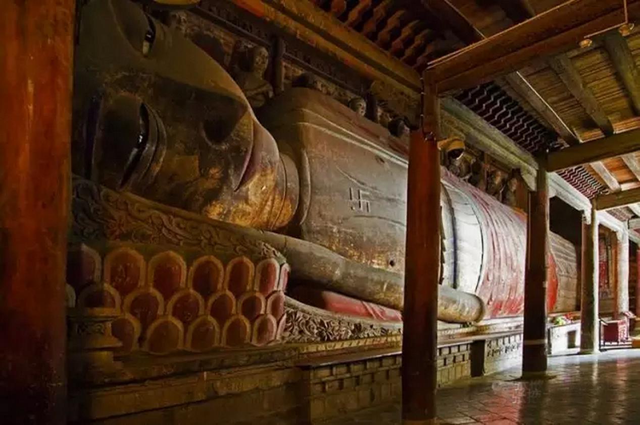 一睡千年国内最大的室内卧佛张掖大佛寺卧佛