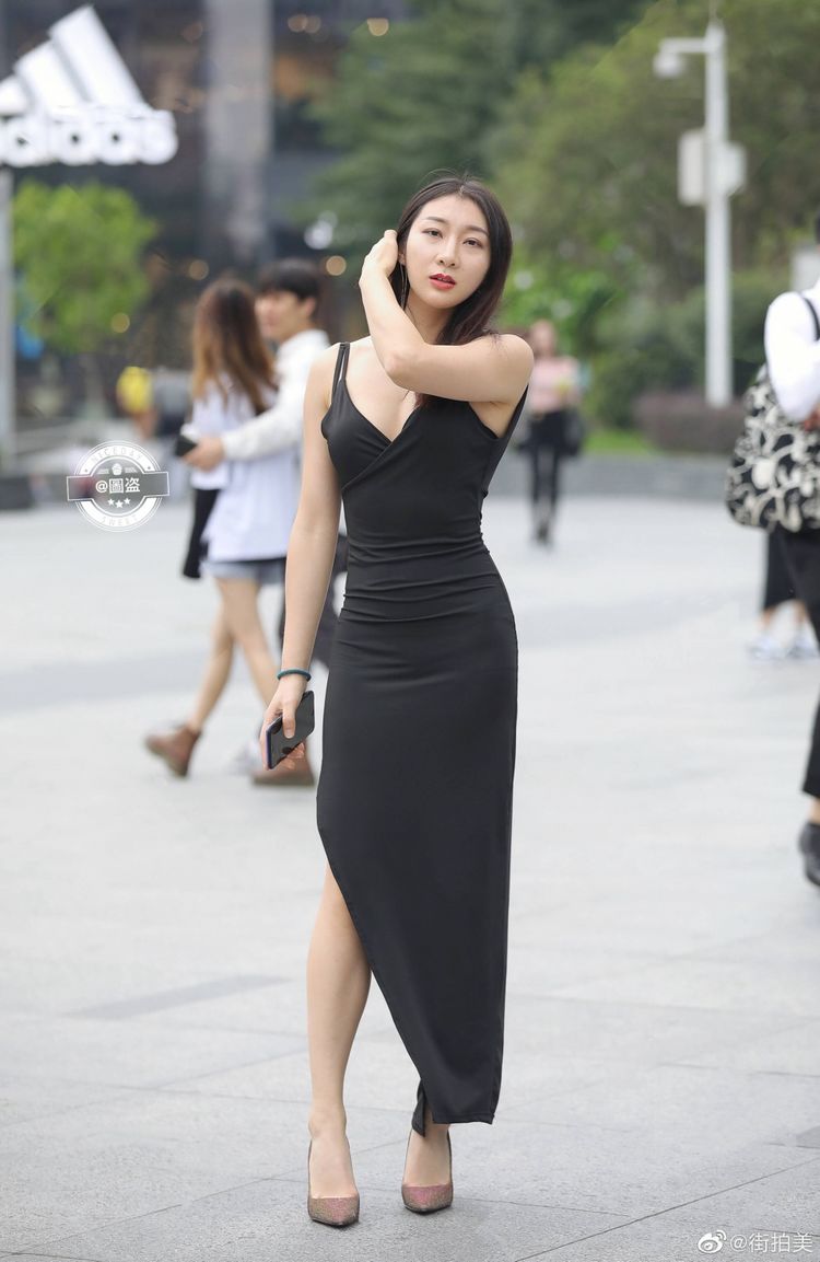 步行街巧遇背影女神辣妈,黑色吊带睡裙,完全不像生过娃的