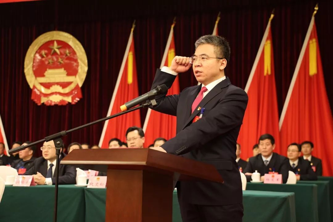 会议举行了宪法宣誓仪式,新当选的潍坊市奎文区人民政府区长高永干向