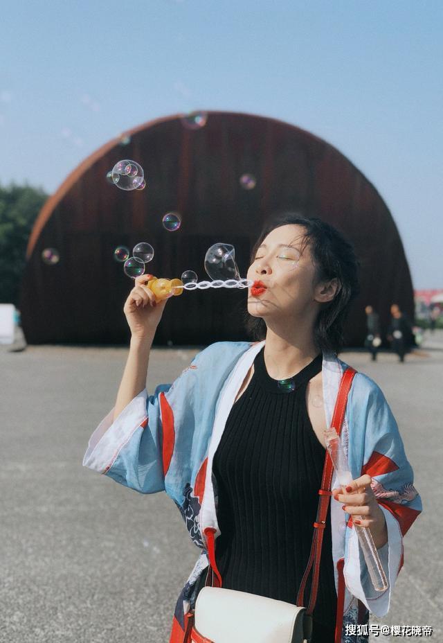 她是热辣豪放的"迪楠",西装内搭蕾丝短裙亮相,红唇女人味十足