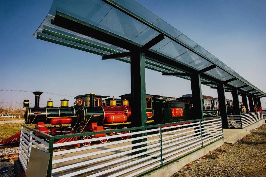 时光仿佛逆流回18世纪斑驳的铁轨,长长的汽笛声走入站台,复古的小火车