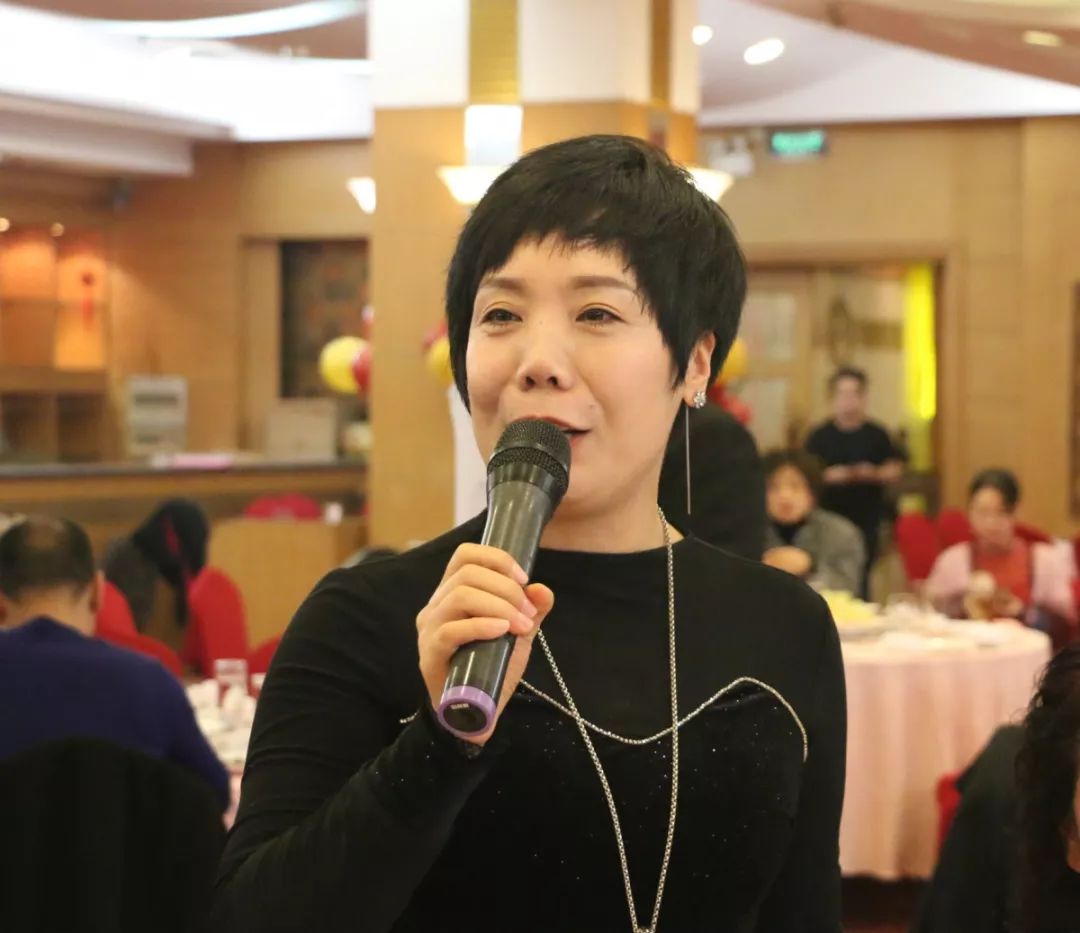 街道商会会长夏宝平致辞,汇报2019年度商会工作报告和下阶段工作计划.