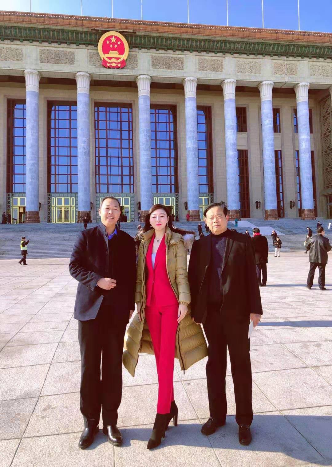 李优良,纵梅女士与赵庆如在人民大会堂前合影留念李优良与梁永琳