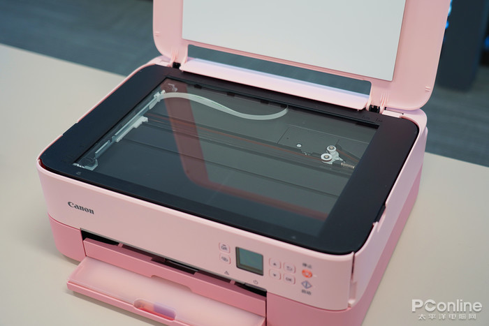 在佳能ts5380打印机的上方,则是整个扫描单元.