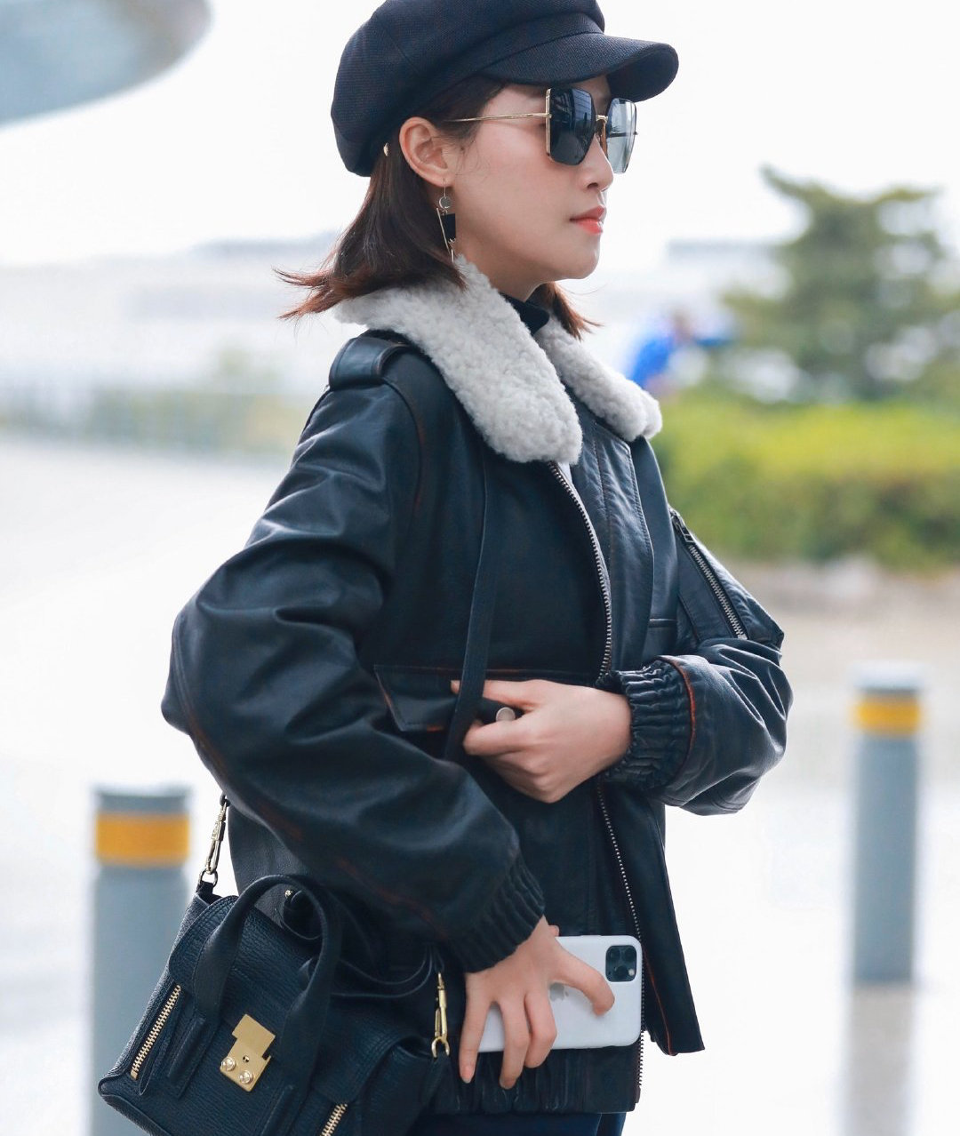 蓝盈莹的穿搭很有技巧毛领黑色皮衣搭配黑色高腰裤时尚又帅气