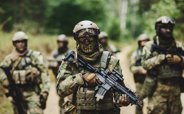 原创身中12枪都没死!老外质疑中国防弹衣有钢板,拆开后看傻眼