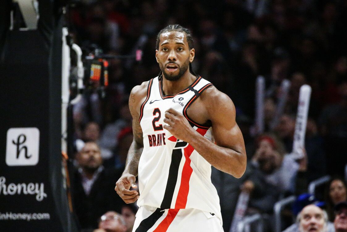 在昨天结束的快船主场战胜骑士队比赛后,快船前锋科怀-伦纳德在接受