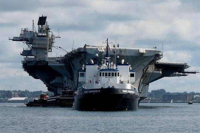 原创 全球头号核航母趴窝,130亿巨无霸动不了,几艘小拖船冲了过