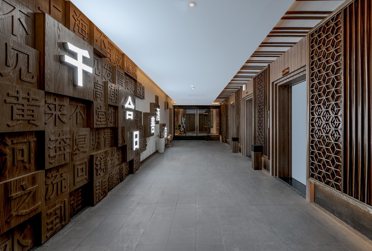 张虹源作品:重庆小伙在1400㎡里,造24间客房,邀请陌生人来住_设计