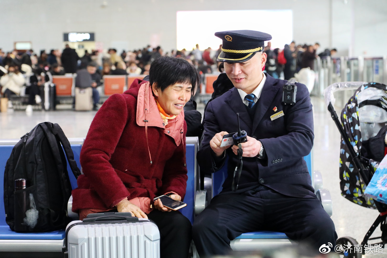 2020铁路春运# @聊城火车站 @菏泽火车站 工作人员积极为旅客服务