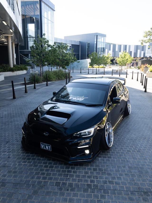 将这辆2015款斯巴鲁wrx sti改装完美的"黑化"性能车姿态!