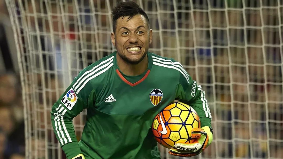 阿尔梅里亚时期的迭戈-阿尔维斯就有过"塔法雷尔接班人"的美誉,但或许