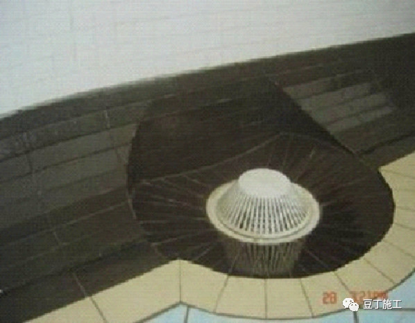 积水,牢固耐用屋面避雷网横平竖直,支撑点间距一致合理泛水保证女儿墙