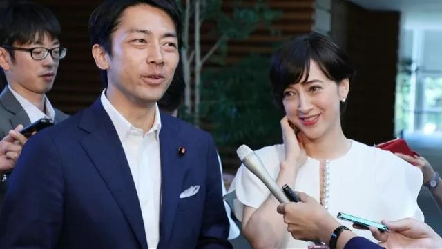 38岁的小泉进次郎是日本前首相小泉纯一郎的儿子,去年就任环境大臣.