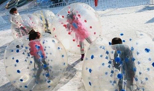 摔倒在雪地里也不会疼哦跟朋友一起碰撞奔跑探长最爱的项目之一雪地