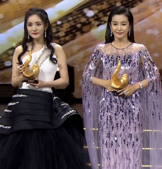 杨幂上台领奖差点摔倒,有谁注意李冰冰的反应?暴露大花和中花的关系