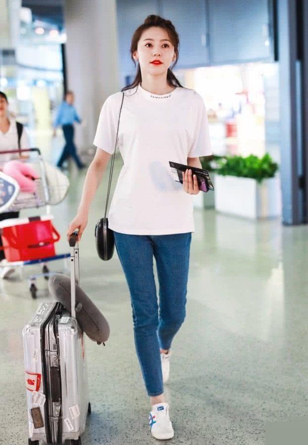 本以为高蜜的服装最美当看到黄梦莹的机场照网友跪求链接