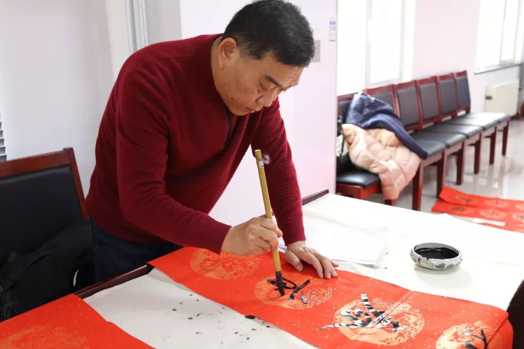 篆体,楷体信手拈来对联,福字轮番上阵就看见几位书法老师泼墨挥毫走进