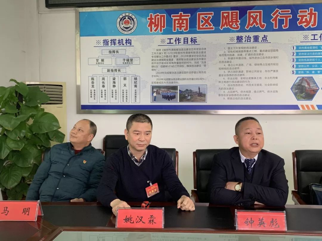 广西螺霸王食品有限公司董事长姚汉霖,代表螺霸王公司参与了此次资助