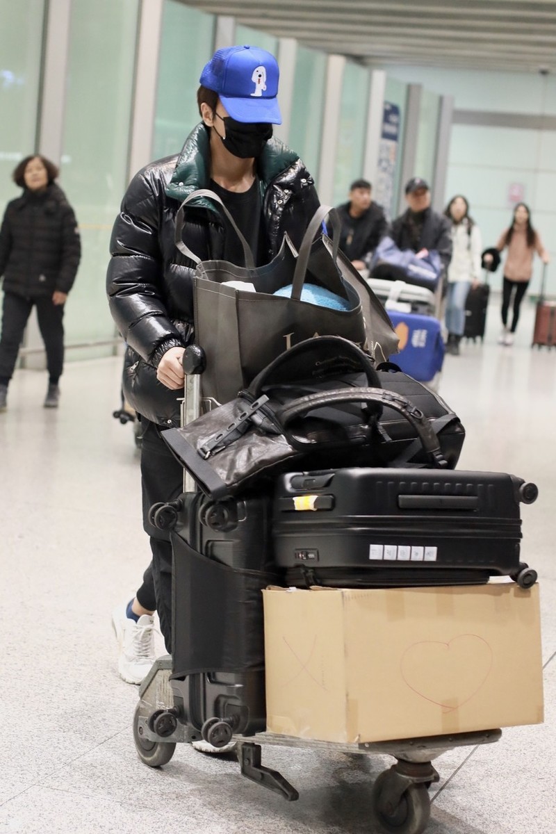 言承旭现身机场,羽绒服配运动裤,43岁穿出活力少年气质