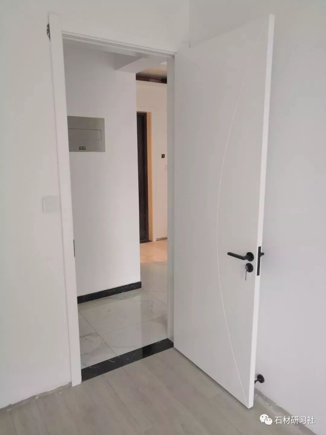 卧室的门槛石,通常是作为卧室与过道空间的过度设计,同时也更好地衔接