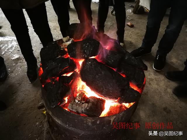 贵阳:气温下滑至寒冷模式,郊区村民用大炉生火取暖