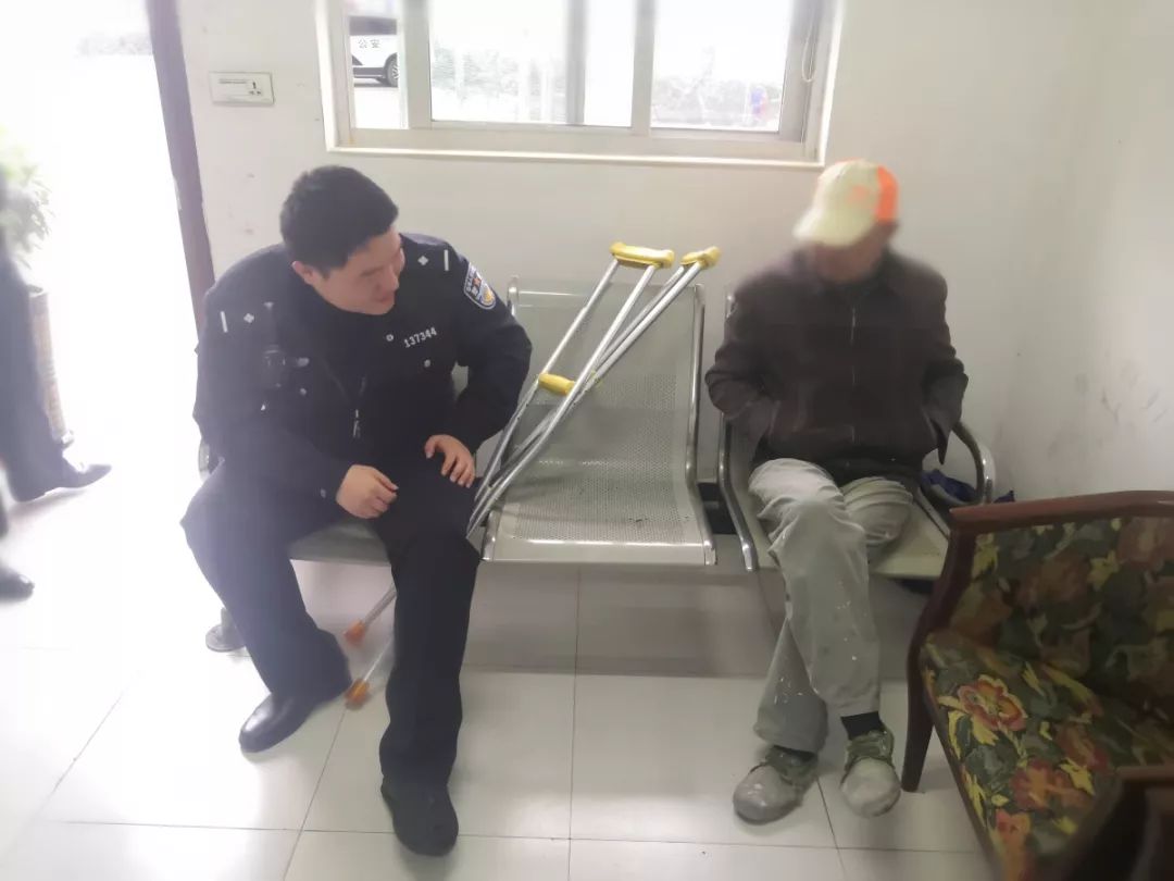 平阳这个拄拐杖的警察要火