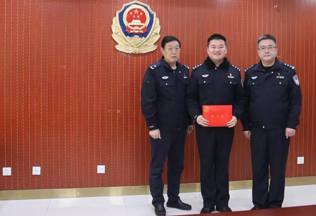 市局党委委员副局长周长远到社旗县公安局开展节前走访慰问活动