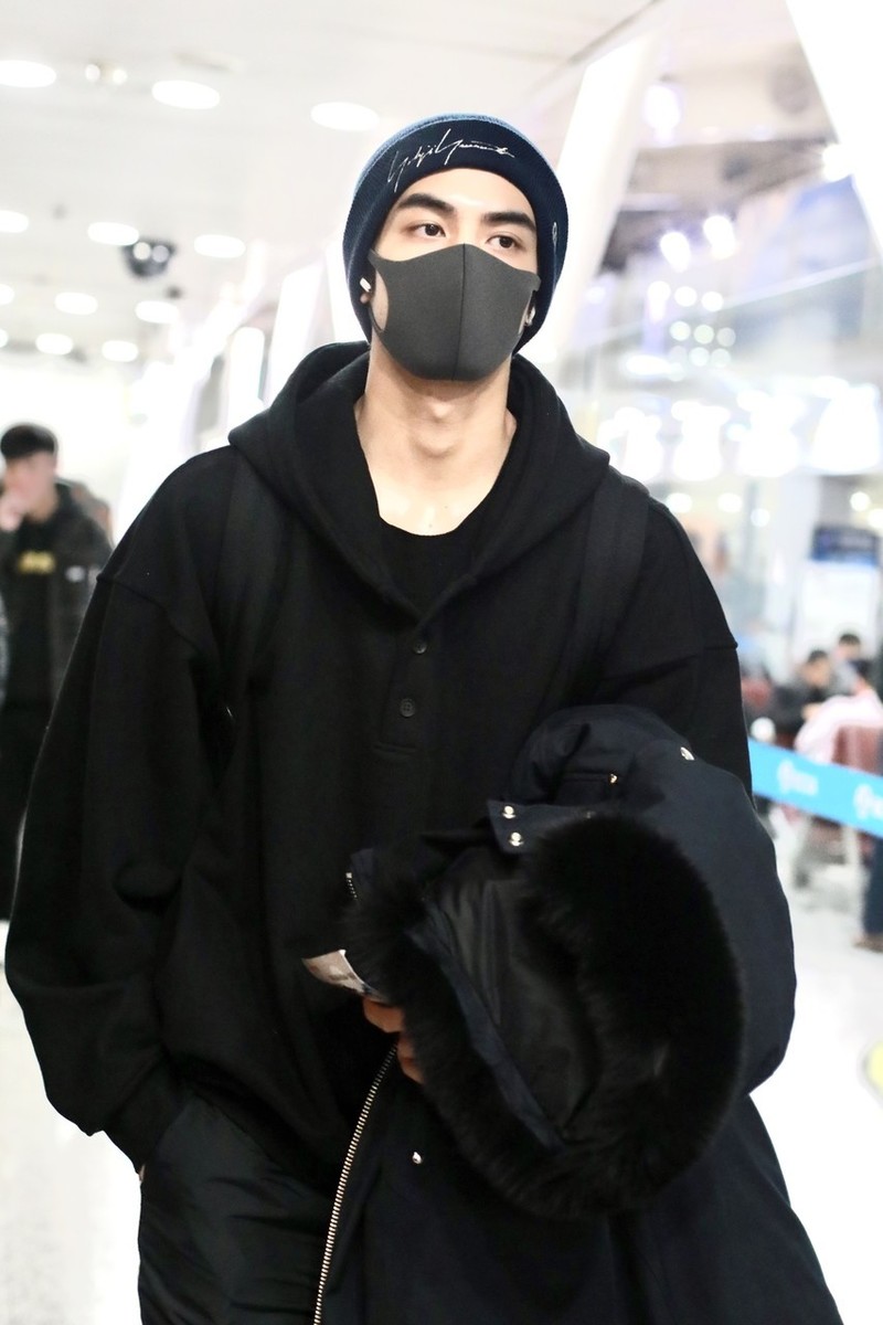 宋威龙全黑look走机场黑色卫衣休闲宽松穿运动裤秀大长腿