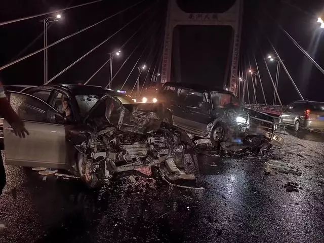 南洲大桥上发生惨烈车祸引发多人报警有人受伤