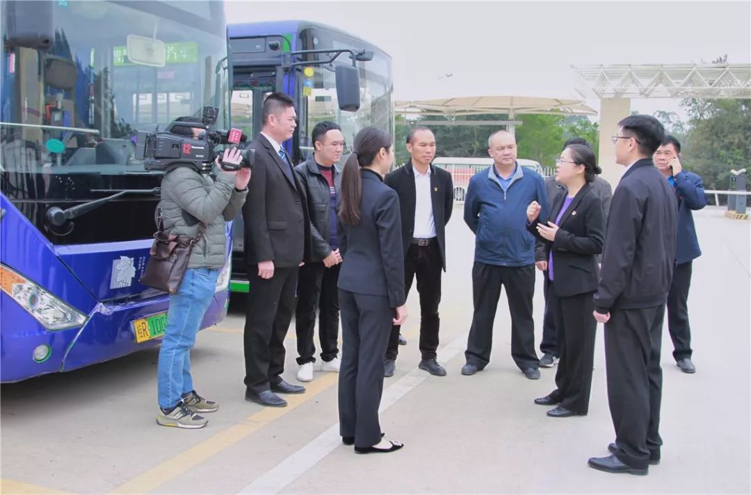 集团总裁陈麦莉,同城智慧公交公司总经理卢兵就春运安